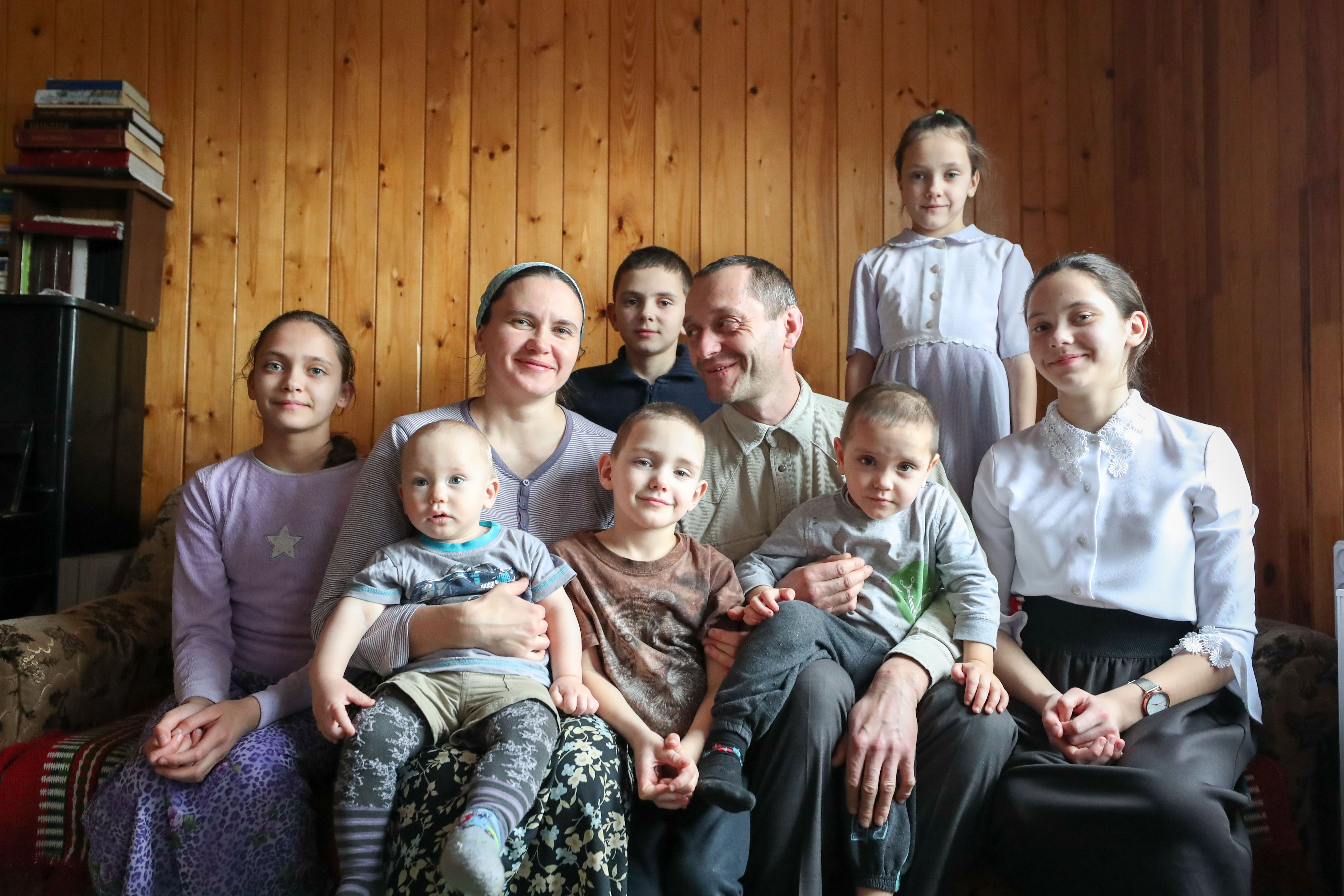 Многодетные семьи зачем. Многодетная семья. Многодетная семья в России. Современная Российская семья. Многодетная Российская семья.