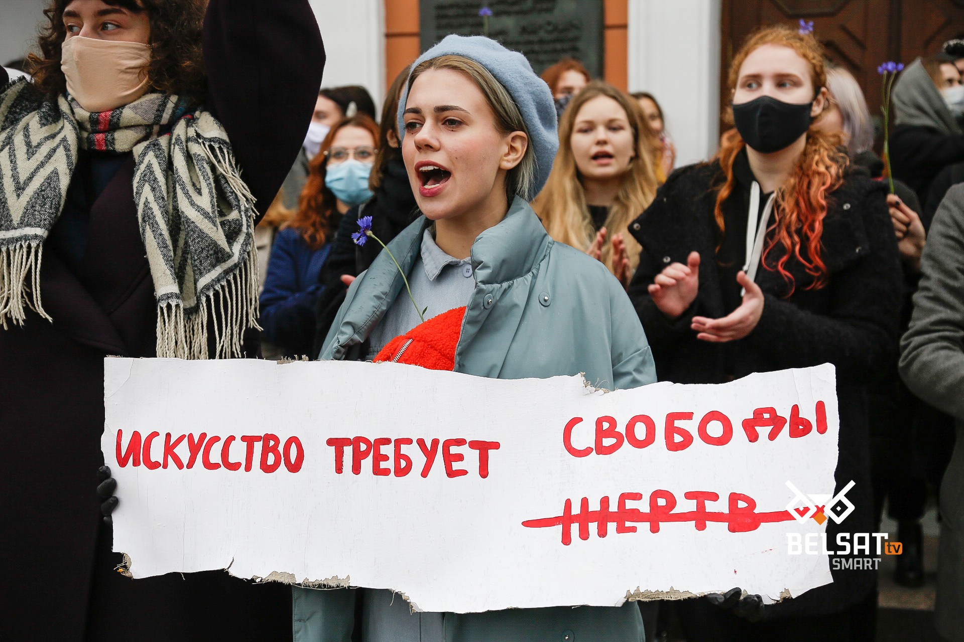 Душили, угрожали изнасиловать, называли шлюхами НЕХТЫ»: как силовики  запугивали несовершеннолетних студенток - belsat.eu
