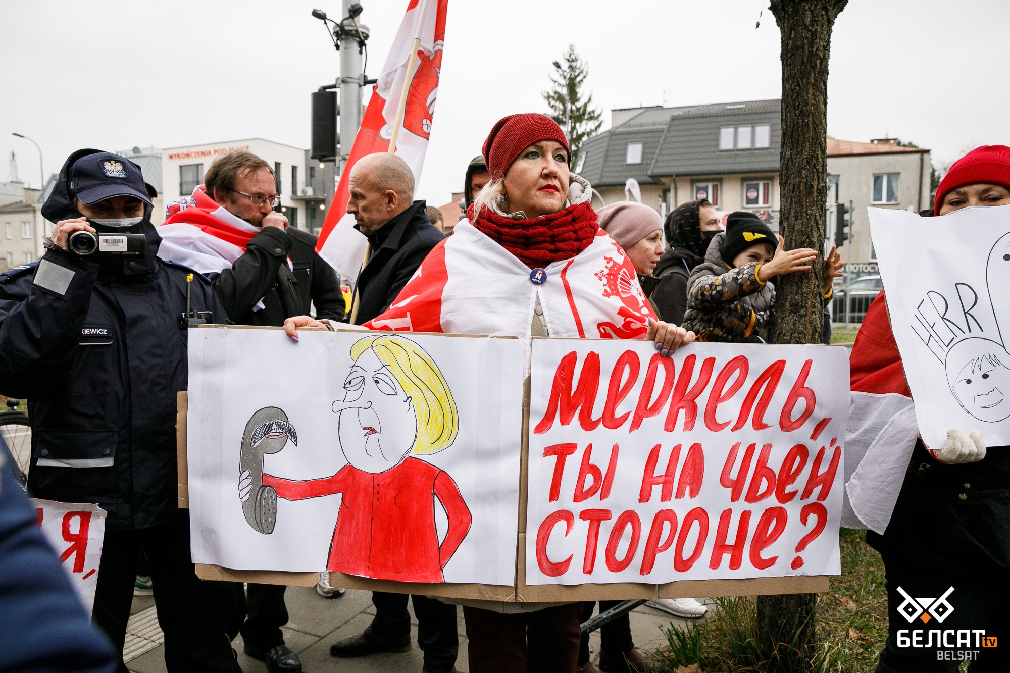 Белорусы провели акцию у посольства Беларуси в Варшаве