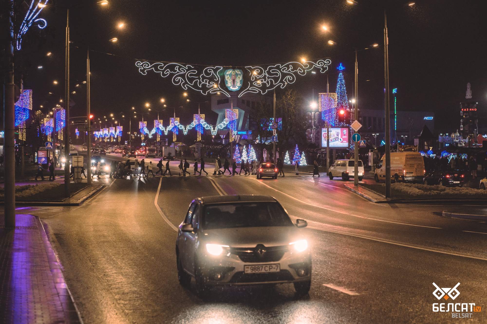 Новый год, Рождество, праздник, Минск, новогодние украшения, праздничная иллюминация, фонари, ночь, зима, снег, снегопад, погода, зимний вечер, проспект Независимости, дорога, транспорт, автомобили
