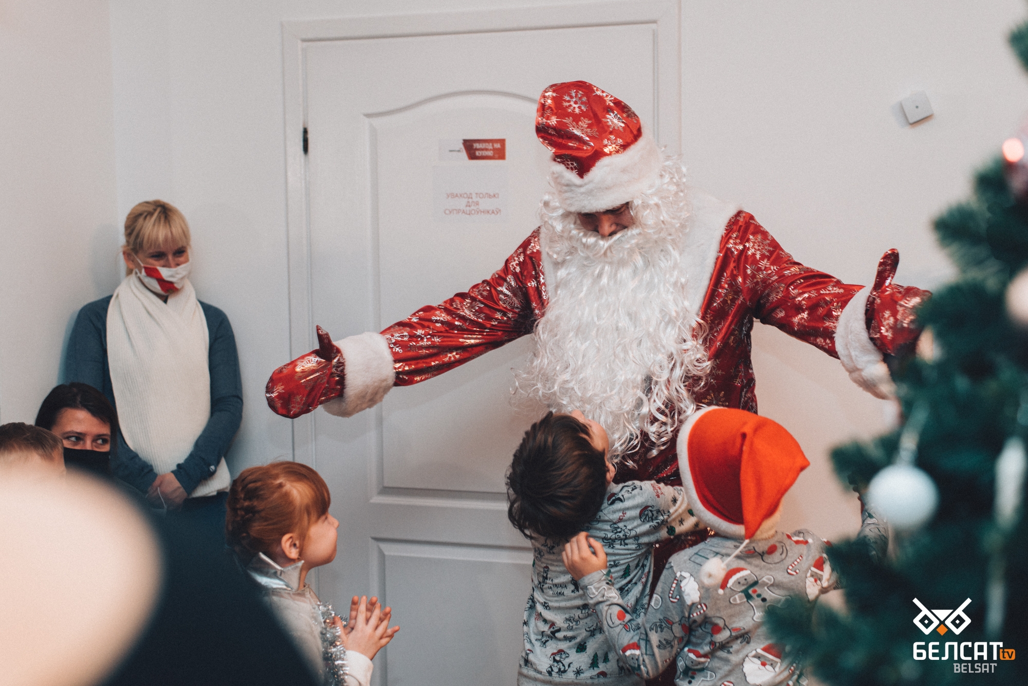 В Белорусском доме в Варшаве состоялась праздничная елка для репрессированных семей и детей, Новый год, подарки, Дед Мороз