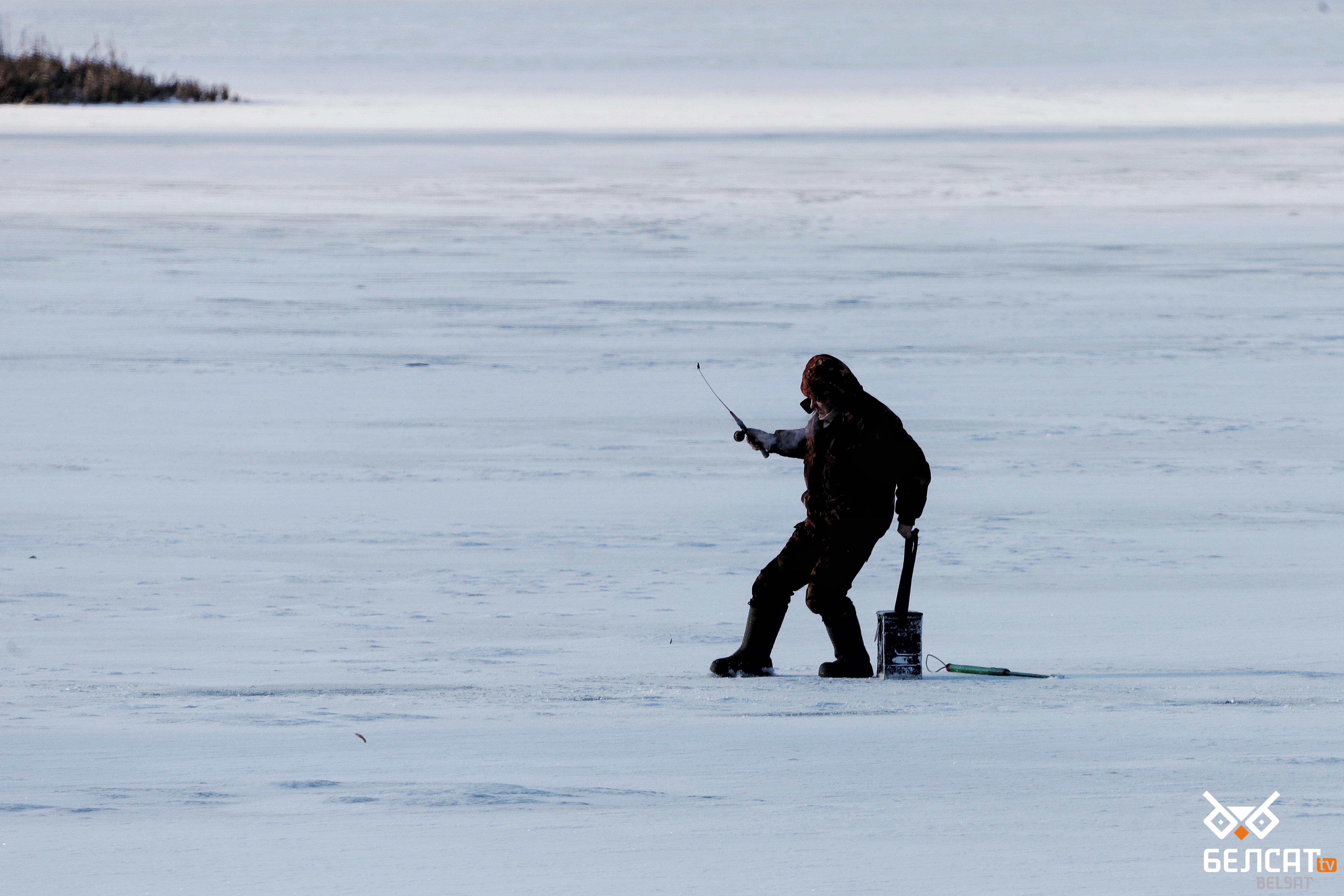 Морозы в Беларуси, зима, холод, снег, замерзшая река, рыбалка, удочка, лёд, опасность