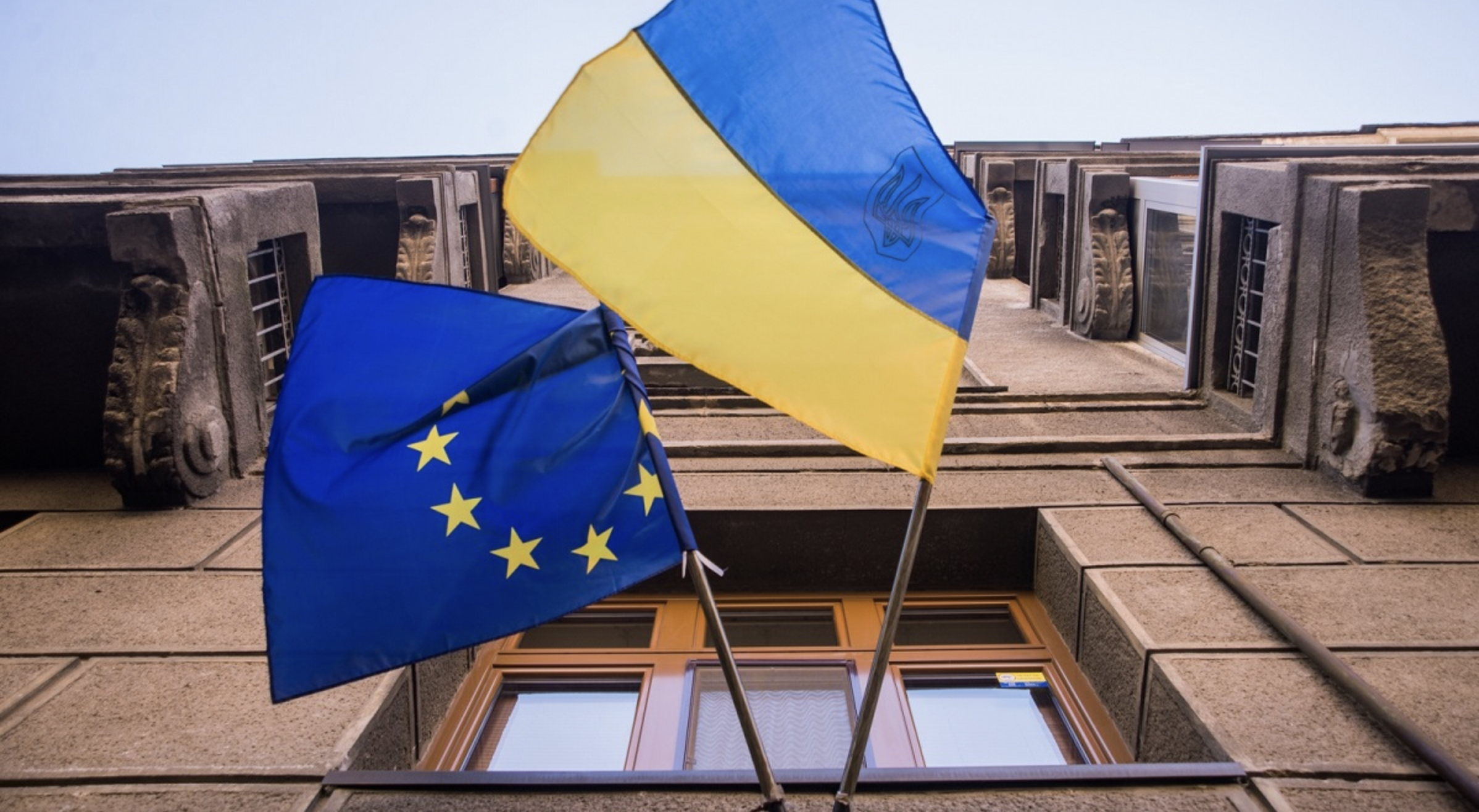 Украина принята в евросоюз. Флаг Украины ЕС НАТО. Украина и Европейский Союз. Флаг ЕС В Киеве. Флаг Украины и Евросоюза.
