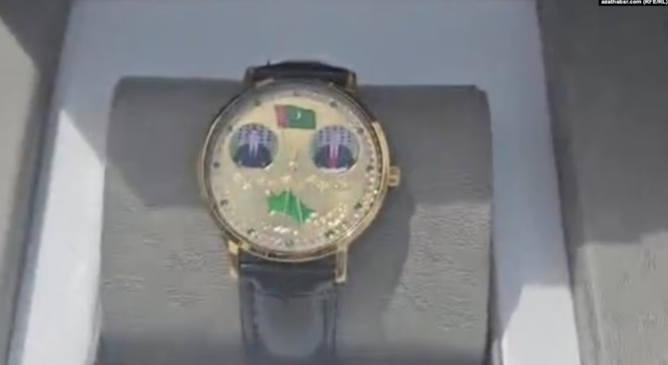 Turkmeńscy urzędnicy muszą kupować zegarki z wizerunkami „ojców narodu”
